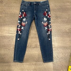 CeCe Floral Embroidered Blue Jeans Size 31/12
Inseam 26 1/2 in
Length 36 in